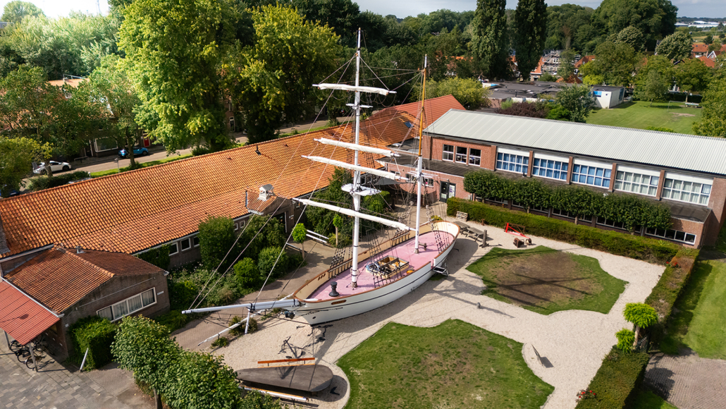 Dronebeeld van Kaatje in de tuin voor de Zeevaartschool in Enkhuizen